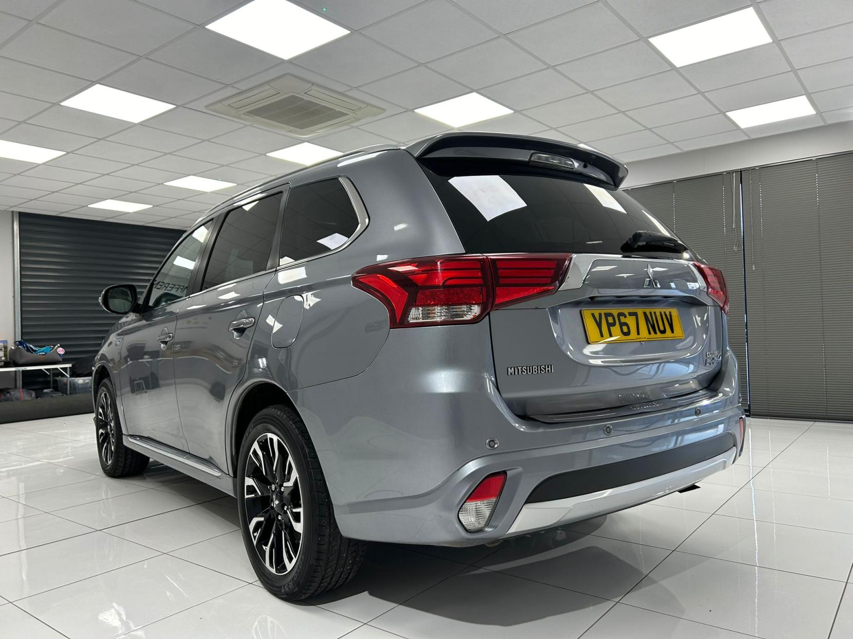 Mitsubishi Outlander 2.0h 12kWh 5hs SUV 5dr Petrol Plug-in Hybrid CVT 4WD Euro 6 (s/s) (200 ps)