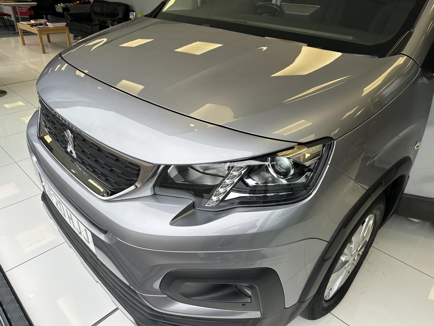 Peugeot Rifter RARE XL SIZE WITH 5 FULL SEATS + WHEELCHAIR USER AND A WINCH! JUST 14,694 MILES!! **WHEELCHAIR ADAPTED**