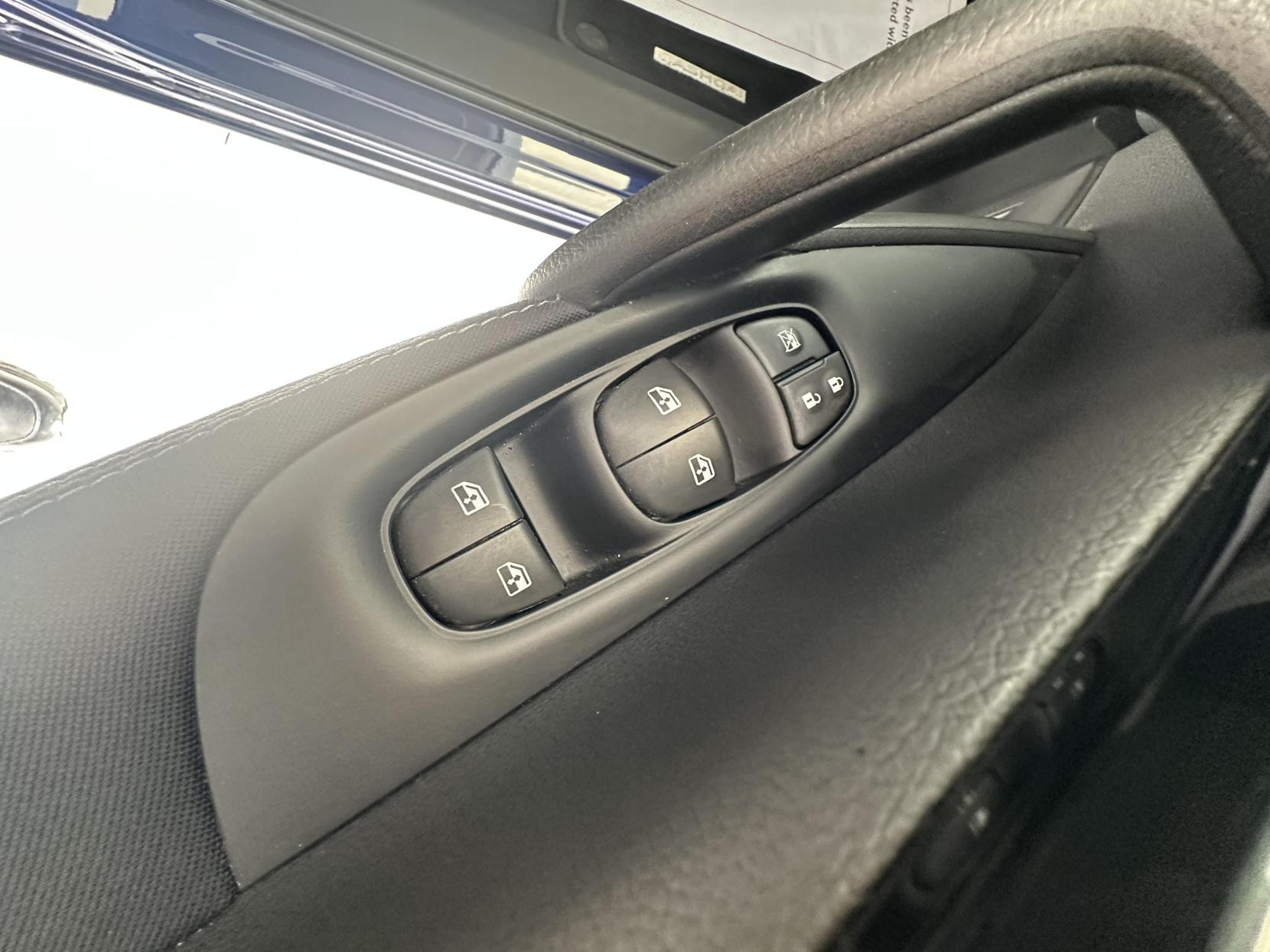 Nissan Qashqai 1.3 DIG-T N-Connecta SUV 5dr Petrol Manual Euro 6 (s/s) (160 ps)