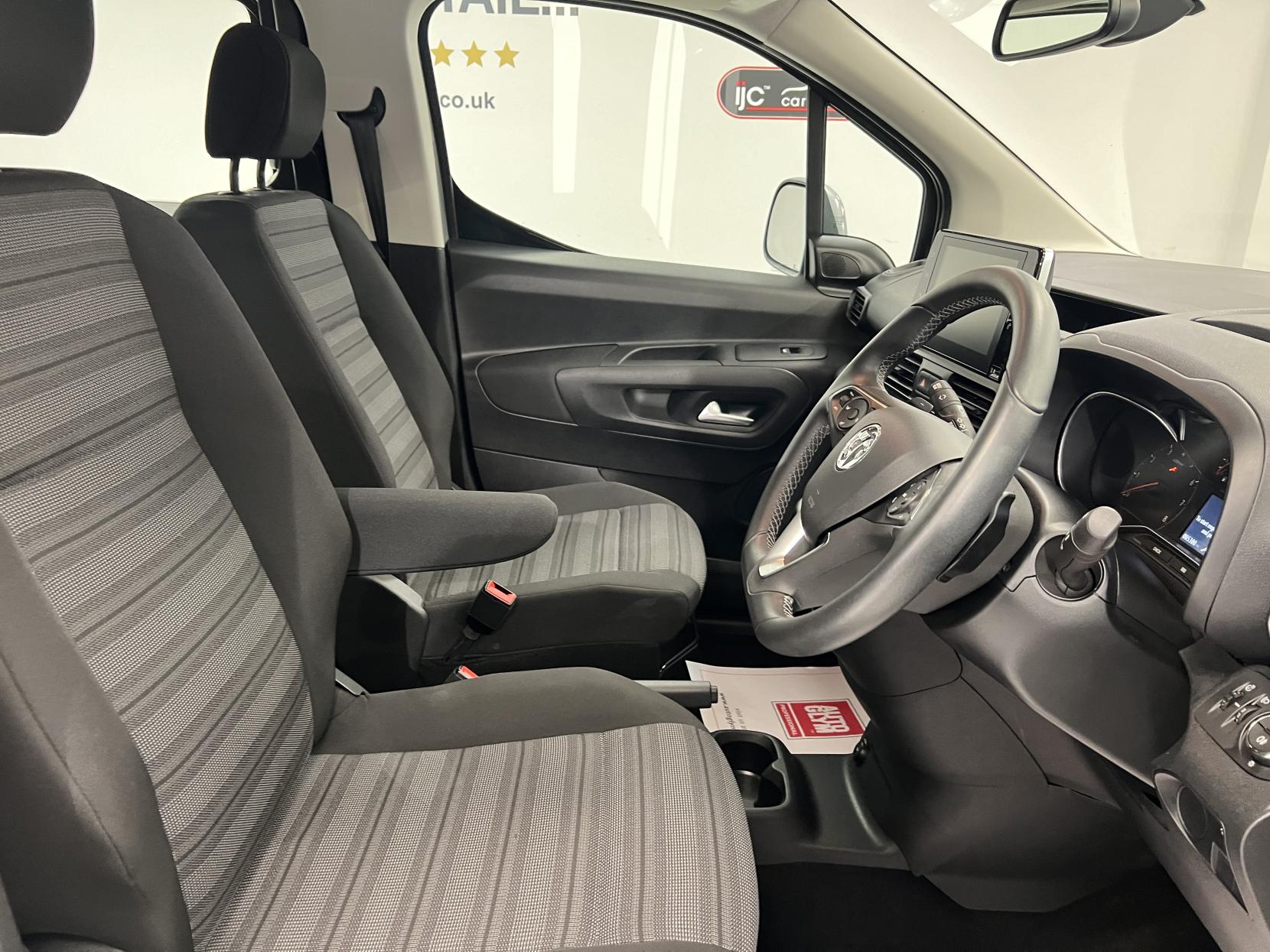 Vauxhall Combo Life 2019 1.5 Diesel Automatic with just 5,300 miles! Sat Nav, Heated seats & lots more... - 1.5 Turbo D BlueInjection Energy MPV 5dr Diesel Auto Euro 6 (s/s) (130 ps)