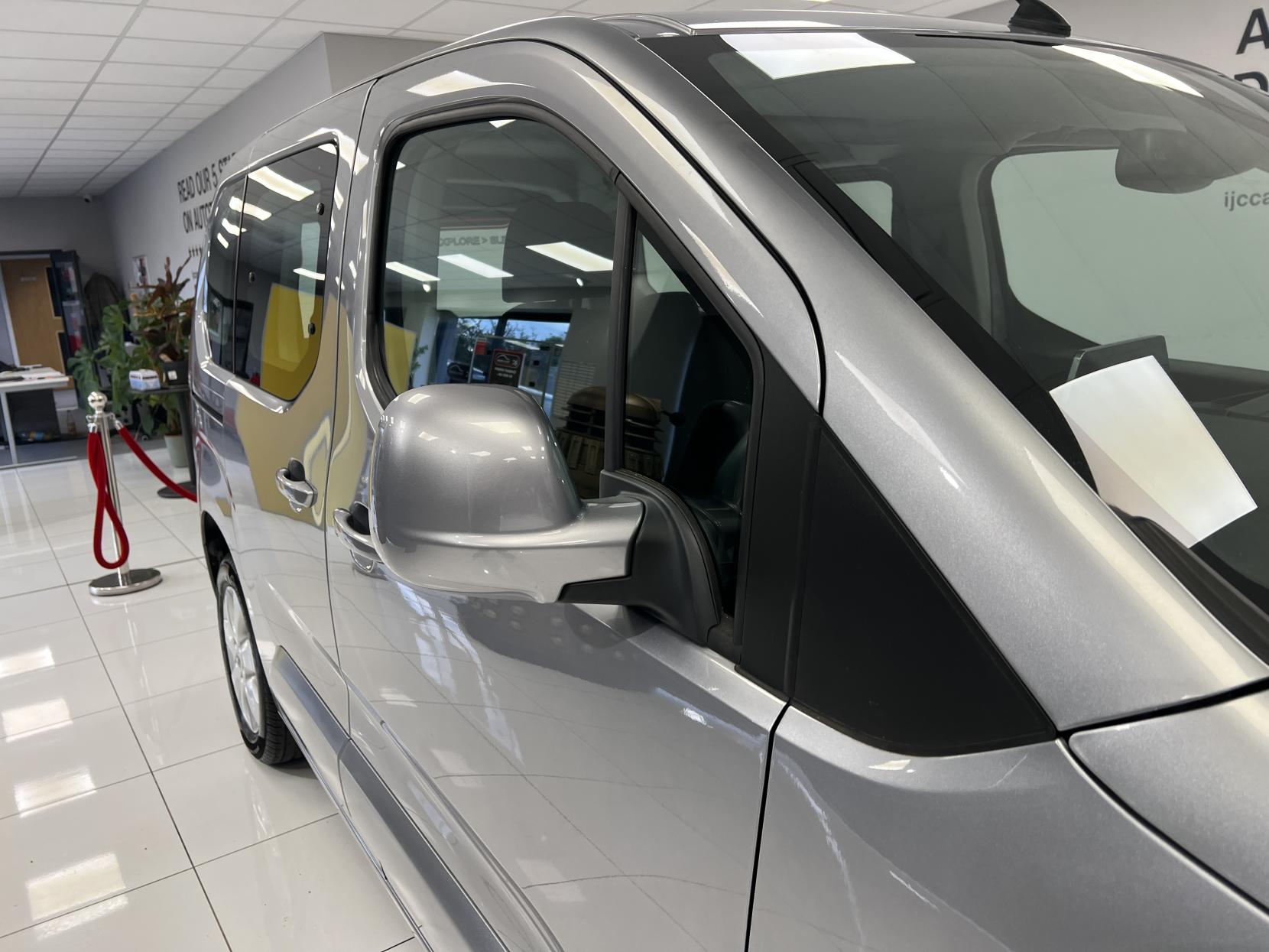 Vauxhall Combo Life 2019 1.5 Diesel Automatic with just 5,300 miles! Sat Nav, Heated seats & lots more... - 1.5 Turbo D BlueInjection Energy MPV 5dr Diesel Auto Euro 6 (s/s) (130 ps)