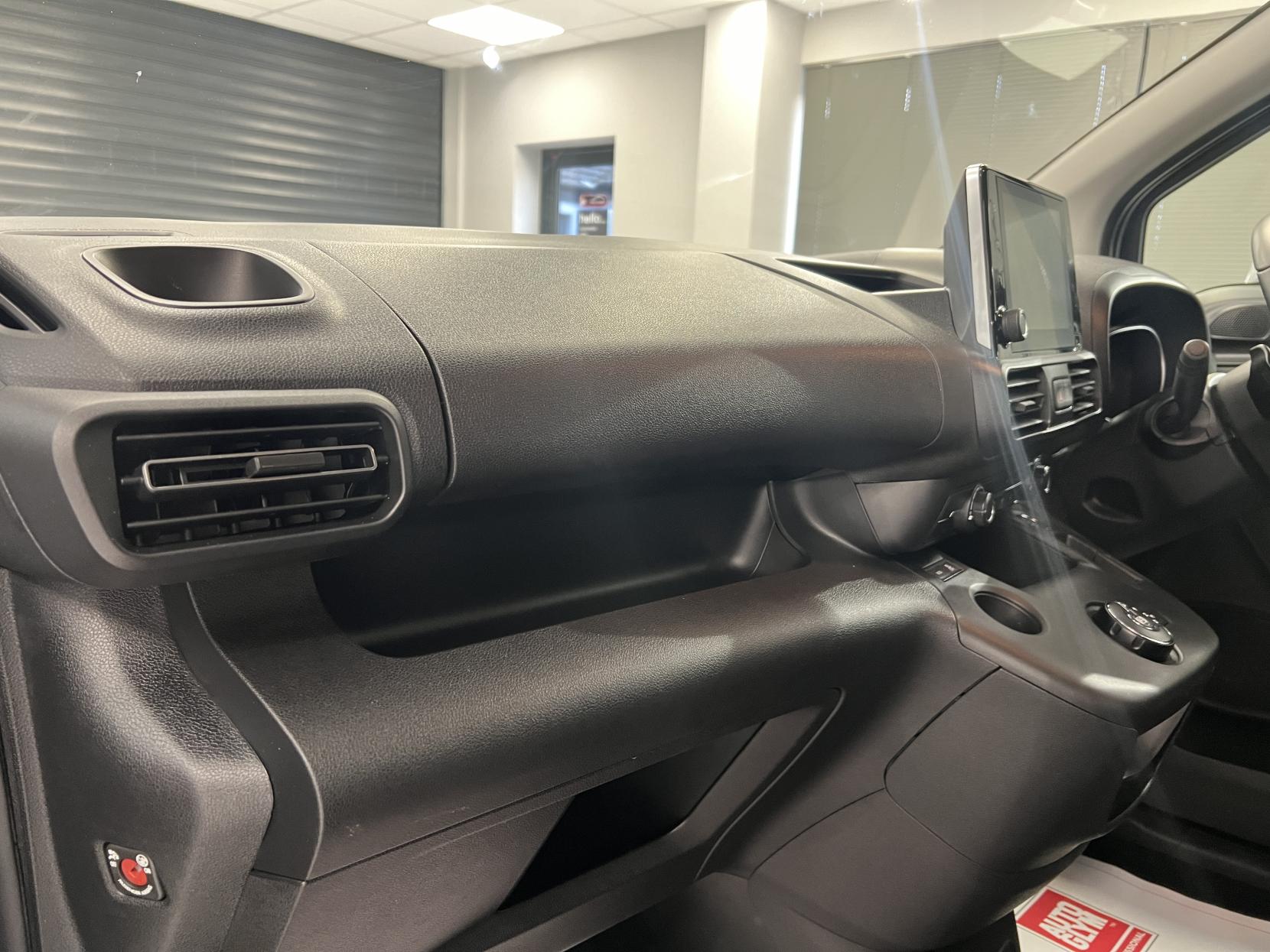 Vauxhall Combo Life 2019 1.5 Diesel Automatic with just 5,300 miles! Sat Nav, Heated seats & lots more... - 1.5 Turbo D BlueInjection Energy MPV 5dr Diesel Auto Euro 6 (s/s) (130 ps)