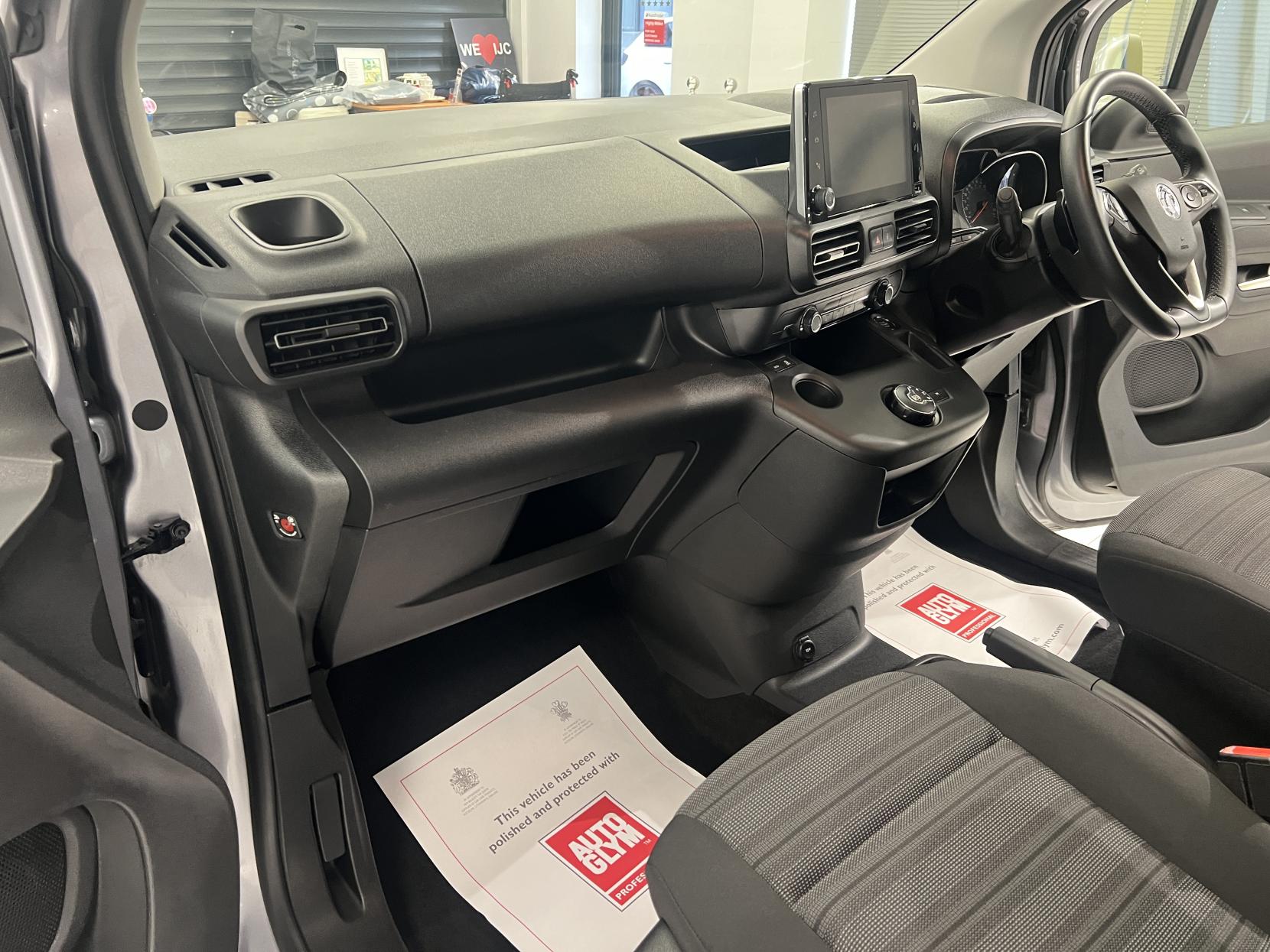 Vauxhall Combo Life 2019 1.5 Diesel Automatic with just 5,300 miles! Sat Nav, Heated seats & lots more... - 1.5 Turbo D BlueInjection Energy MPV 5dr Diesel Auto Euro 6 (s/s) (130 ps)