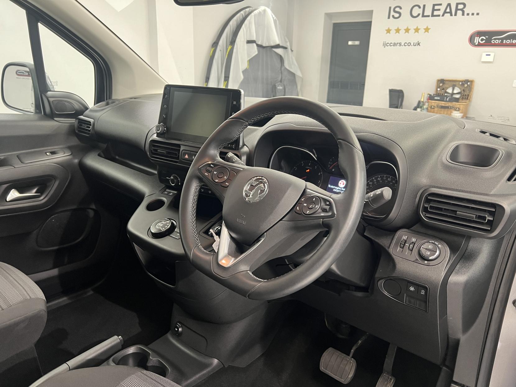 Vauxhall Combo Life 2019 1.5 Diesel Automatic with just 5,300 miles! Sat Nav, Heated seats & lots more... - 1.5 Turbo D BlueInjection Energy MPV 5dr Diesel Auto Euro 6 (s/s) (130 ps)