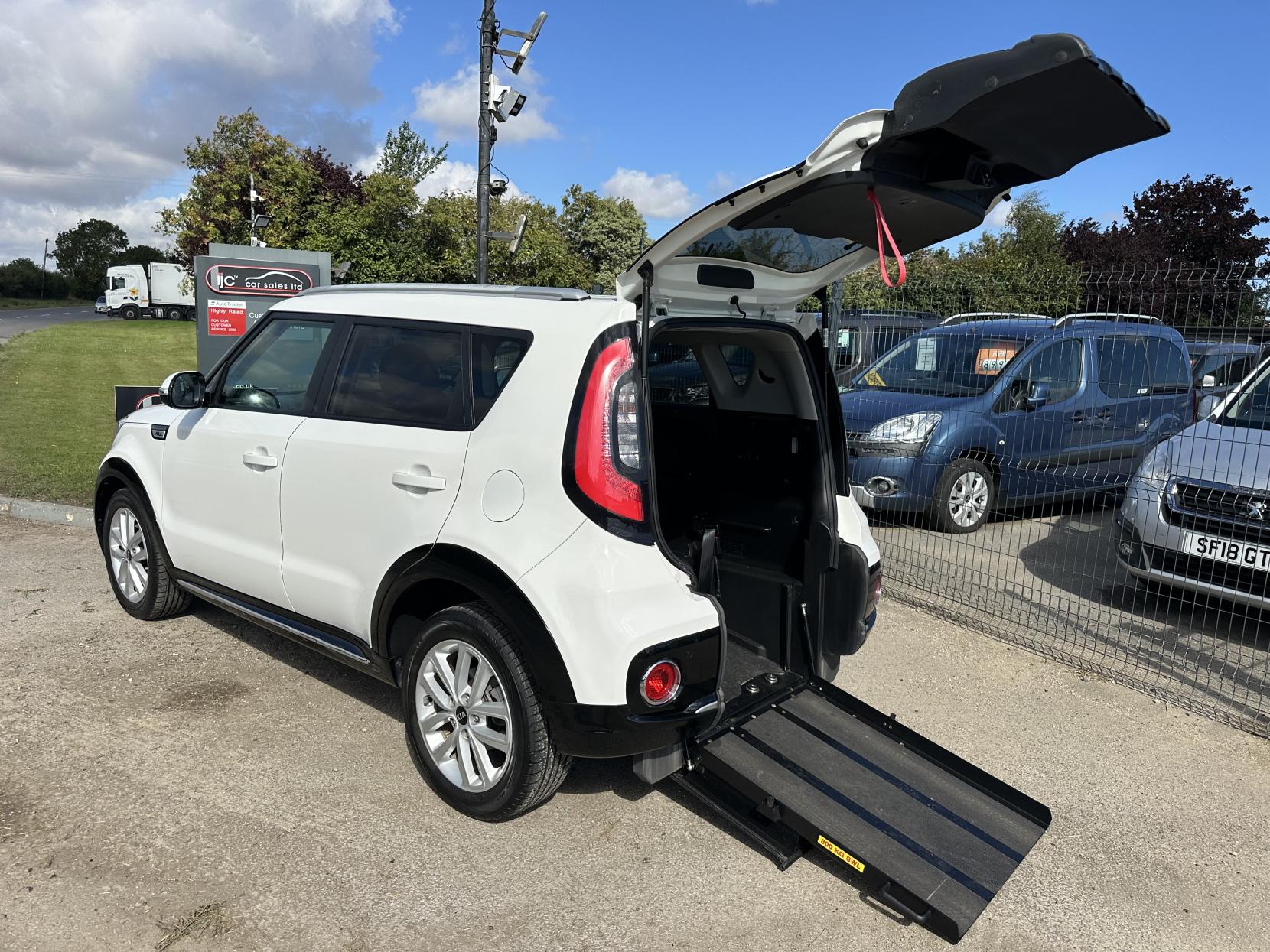 Kia Soul  RARE Diesel AUTO WHEELCHAIR ADAPTED MPV! JUST 3,320 MILES!