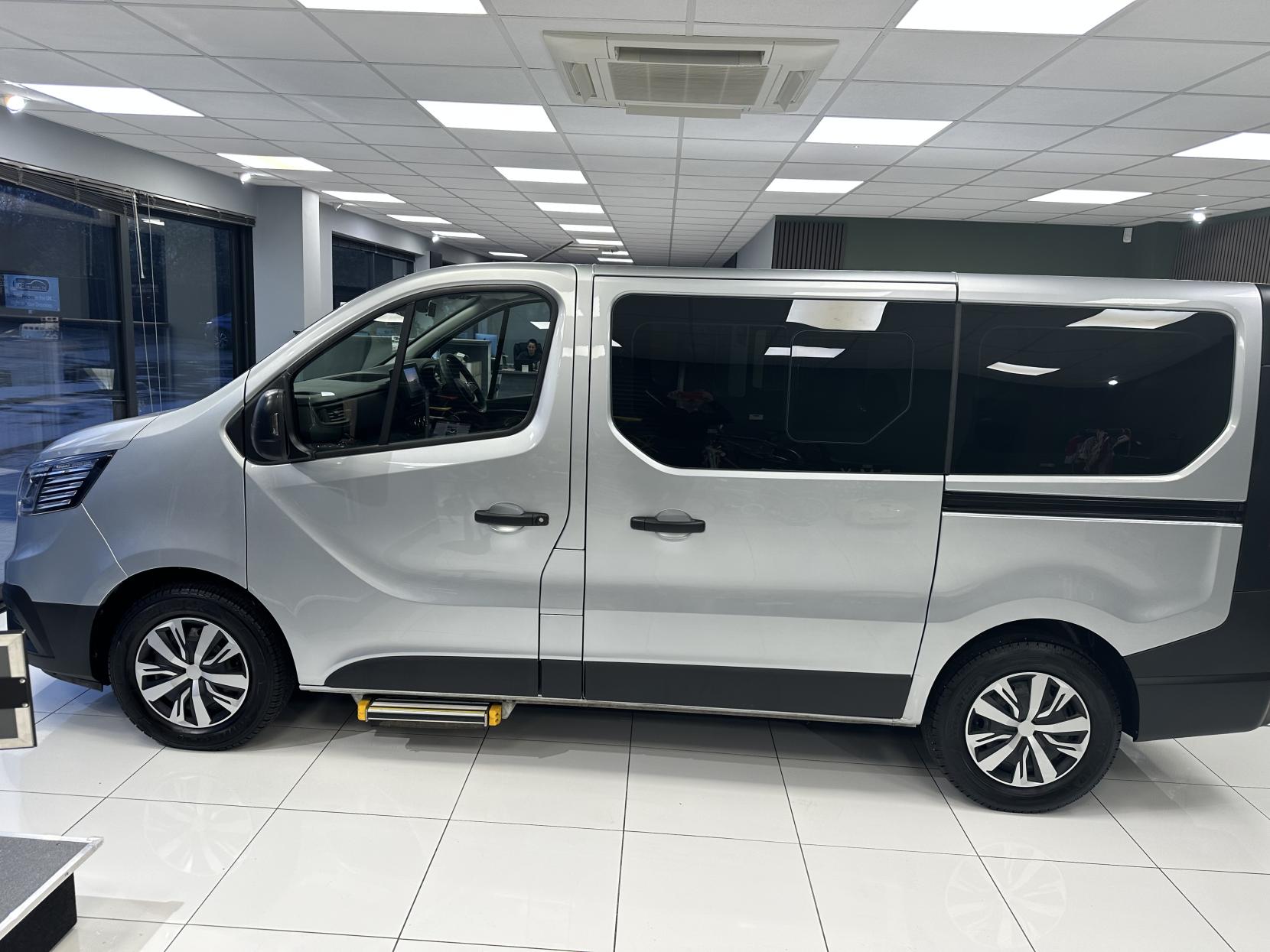 Renault Trafic RARE AUTOMATIC WAV,JUST 16,682 MILES!  CARRIES 6 INCLUDING WHEELCHAIR USER WITH A WINCH!