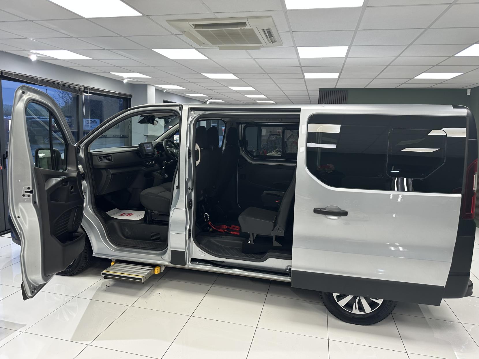 Renault Trafic RARE AUTOMATIC WAV,JUST 16,682 MILES!  CARRIES 6 INCLUDING WHEELCHAIR USER WITH A WINCH!
