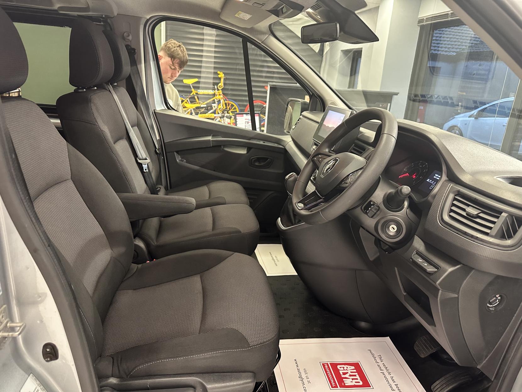 Renault Trafic RARE AUTOMATIC WAV,JUST 16,682 MILES!  CARRIES 6 INCLUDING WHEELCHAIR USER WITH A WINCH!