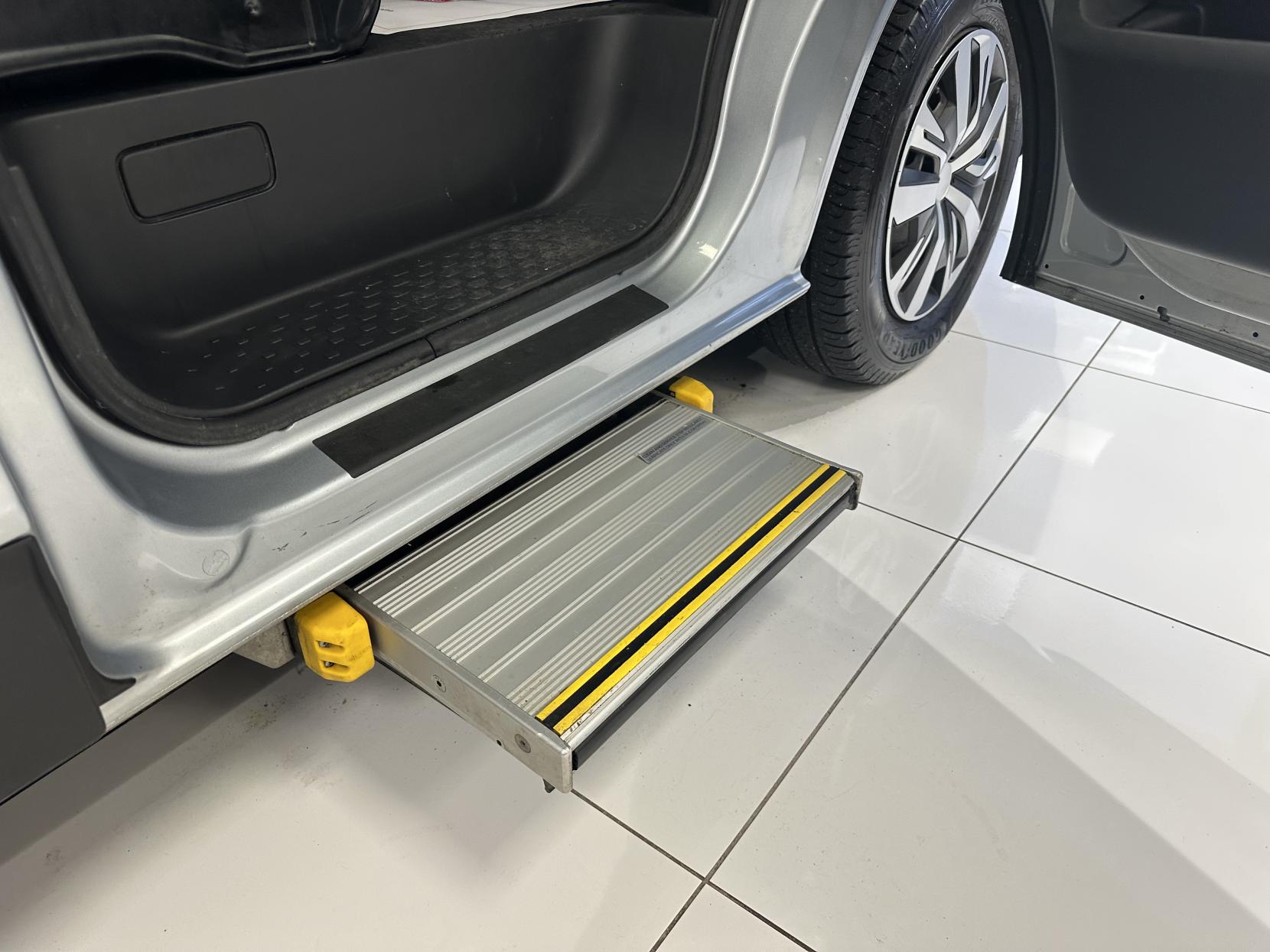 Renault Trafic RARE AUTOMATIC WAV,JUST 16,682 MILES!  CARRIES 6 INCLUDING WHEELCHAIR USER WITH A WINCH!