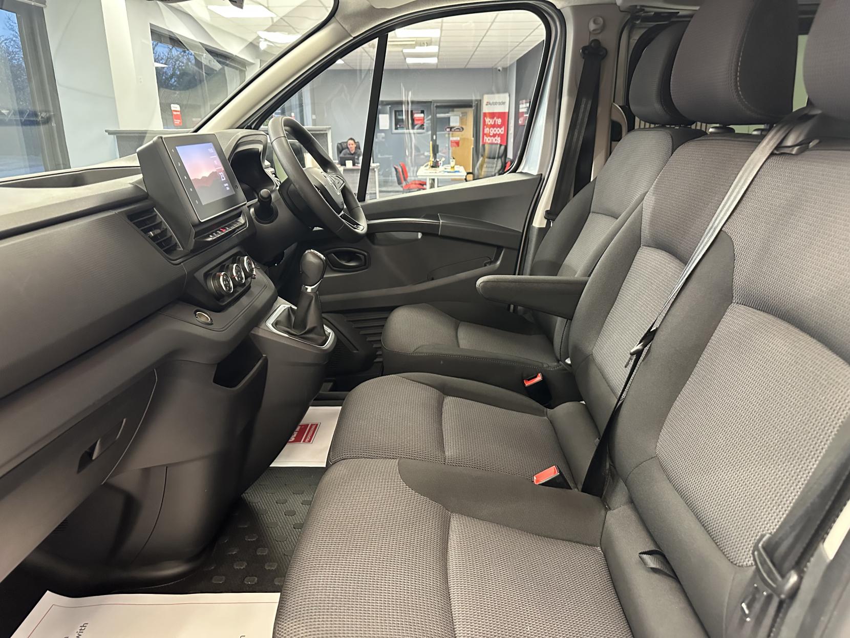 Renault Trafic RARE AUTOMATIC WAV,JUST 16,682 MILES!  CARRIES 6 INCLUDING WHEELCHAIR USER WITH A WINCH!