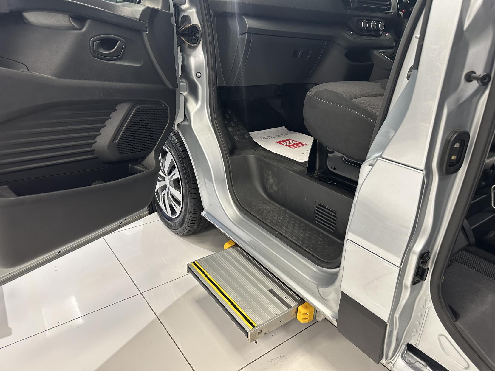 Renault Trafic RARE AUTOMATIC WAV,JUST 16,682 MILES!  CARRIES 6 INCLUDING WHEELCHAIR USER WITH A WINCH!