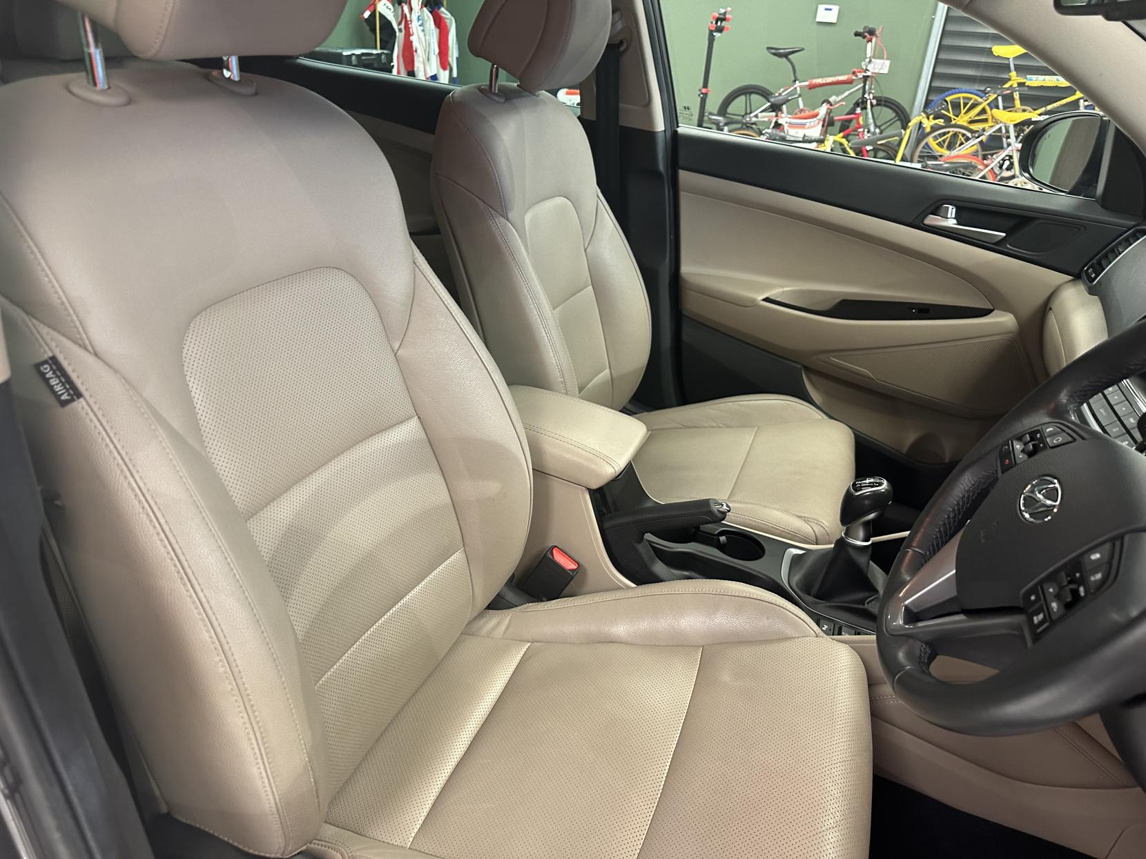 Hyundai TUCSON 1.7 CRDi Blue Drive Premium SUV 5dr Diesel Manual Euro 6 (s/s) (116 ps)