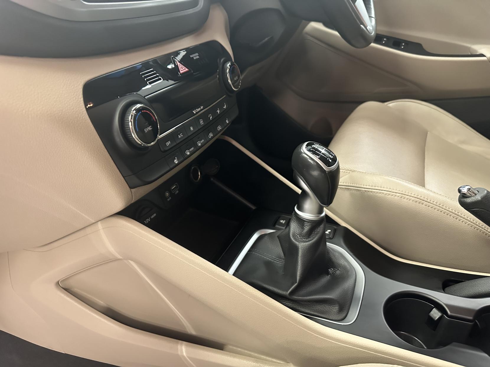 Hyundai TUCSON 1.7 CRDi Blue Drive Premium SUV 5dr Diesel Manual Euro 6 (s/s) (116 ps)