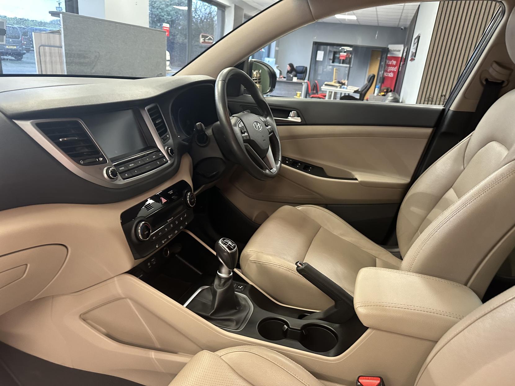 Hyundai TUCSON 1.7 CRDi Blue Drive Premium SUV 5dr Diesel Manual Euro 6 (s/s) (116 ps)