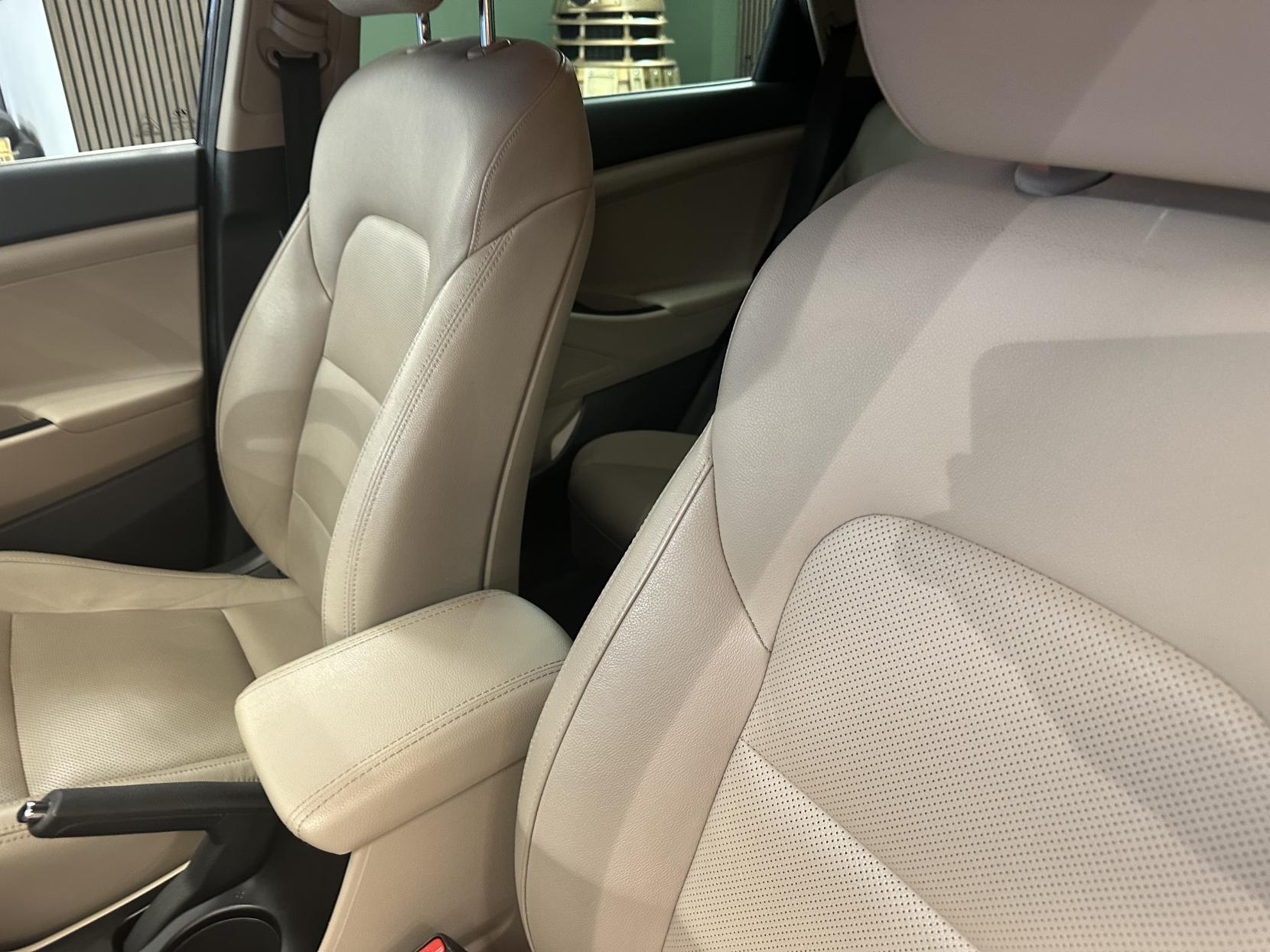 Hyundai TUCSON 1.7 CRDi Blue Drive Premium SUV 5dr Diesel Manual Euro 6 (s/s) (116 ps)