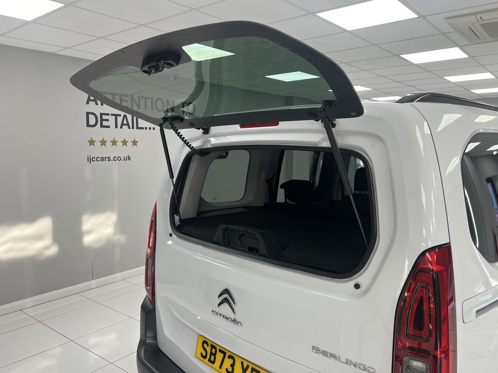 Citroen Berlingo * SAVE £2,000 **AUTO WITH DELIV MILES!** A very rare opportunity to buy a top spec AUTOMATIC Diesel 1.5 BlueHDi Flair XTR EAT8 (NOT A VAN! -it's a 5 seat MPV car!)