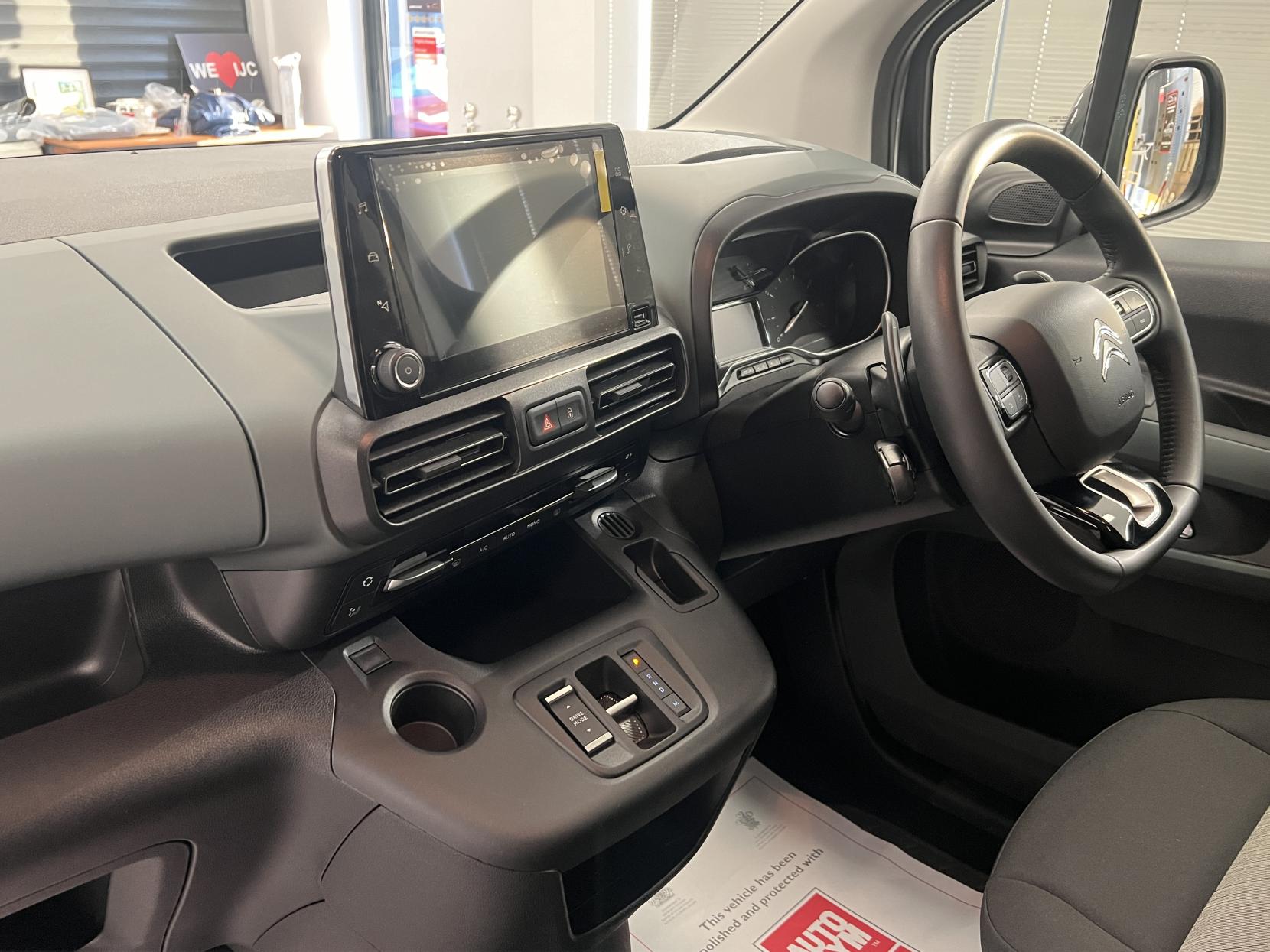 Citroen Berlingo * SAVE £2,000 **AUTO WITH DELIV MILES!** A very rare opportunity to buy a top spec AUTOMATIC Diesel 1.5 BlueHDi Flair XTR EAT8 (NOT A VAN! -it's a 5 seat MPV car!)